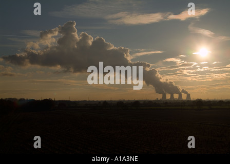 Eggborough Power Station, nello Yorkshire, Inghilterra, insufflazione di vapore verso est verso l'Europa Foto Stock