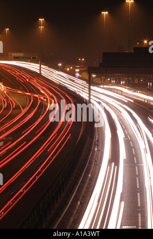 Il traffico sulla trafficata London commuter il percorso A3 road in serata durante le ore di punta il cavalcavia Foto Stock