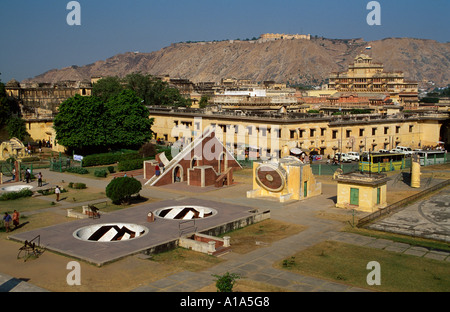 Jaipur (Osservatorio Jantar Mantar), costruito da Jai Singh, con City Palace e Nahargarh Fort dietro, Jaipur, Rajasthan, India Foto Stock
