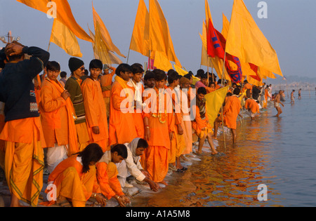 Membri del Sri Je Baba Naga Ashram a Sangam durante la ganga Aarti le preghiere della sera, Maha Kumbh Mela 2001, Allahabad, Uttar Pradesh, India Foto Stock