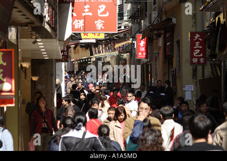 Macao, Cina, la famosa Rua de Sao Paulo è rivestito con negozi e botteghe. Esso conduce alle famose rovine della chiesa di San Paolo. Foto Stock