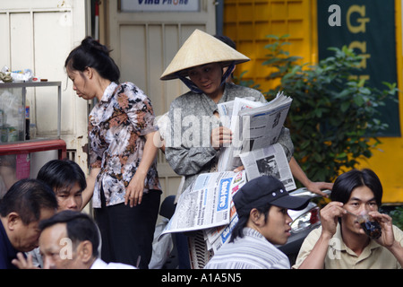 Donna vendita di quotidiani a Saigon (HCMC), Vietnam Foto Stock