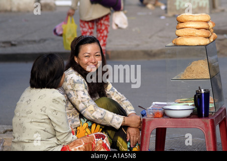 Donna al suo sandwich shop, Saigon (HCMC), Vietnam Foto Stock