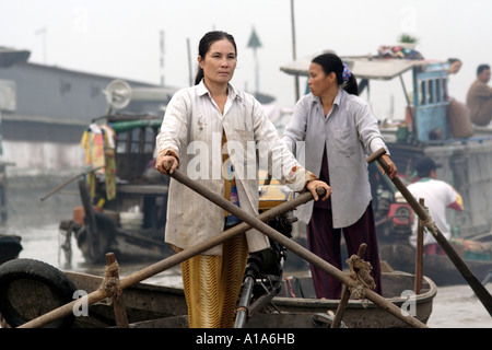 Due donne canottaggio, Vietnam, il Delta del Mekong Foto Stock