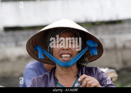 La donna sorride dalla sua barca, Delta del Mekong, Vietnam Foto Stock