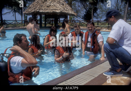 Gli ospiti learning per immersioni in piscina dell'hotel Serena Beach Hotel Kenya Coast Africa orientale Foto Stock