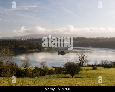 La sospensione di Menai Bridge e Menai Straits da Anglesey, Galles del Nord Foto Stock