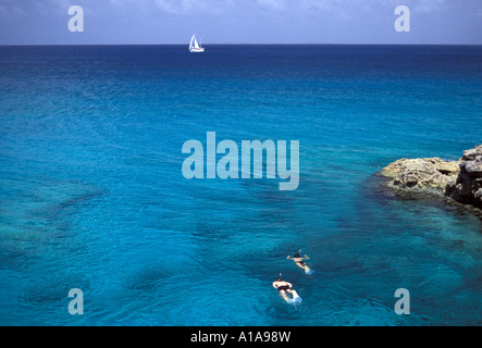 Caraibi giovane snorkeling in barca a vela su orizzonte Foto Stock