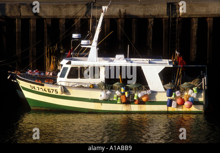 Un piccolo motore francese peschereccio a Dunkerque Nord Flandre Francia Foto Stock