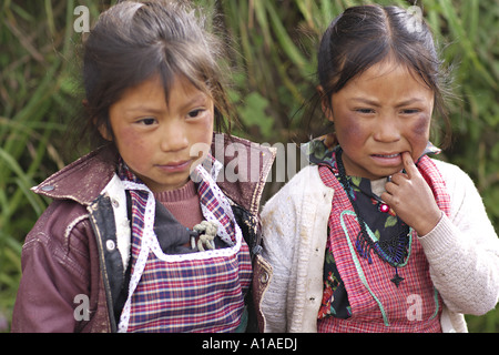 GUATEMALA CAPELLANIA giovani indigeni Maya Quiche ragazze indossando grembiuli tradizionali Foto Stock