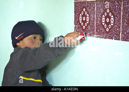 GUATEMALA CAPELLANIA giovani indigeni Maya Quiche boy gioca con un giocattolo carrello Foto Stock