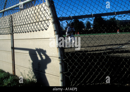 Stati Uniti Washington Seattle ragazzi giocare whiffle palla di gioco contro il fermo del movimento in senso opposto a teen partita del campionato in Ballard sul pomeriggio a molla Foto Stock