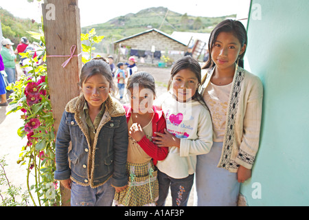 GUATEMALA CAPELLANIA giovani indigeni Maya Quiche sorelle in attesa di essere visto dai medici volontari Foto Stock