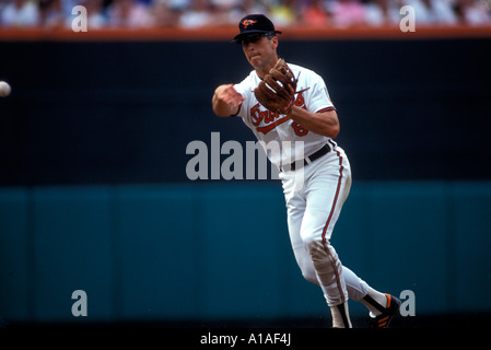 Stati Uniti Maryland Baltimore Orioles shorstop Cal Ripken campi infield ball durante la stagione 1991 Foto Stock