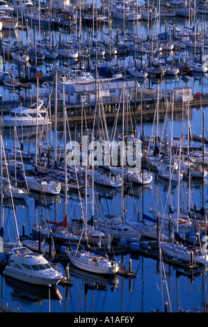 Stati Uniti d'America, Washington, Seattle, vista aerea di barche ormeggiate a Shilshole Marina al tramonto lungo Puget Sound Foto Stock