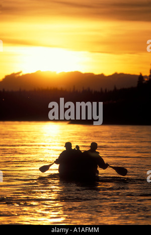 Canada Yukon Territory MR Greg Fakete Ross Phillips paletta giù il fiume Yukon sotto il sole di mezzanotte nei pressi di Carmacks Foto Stock