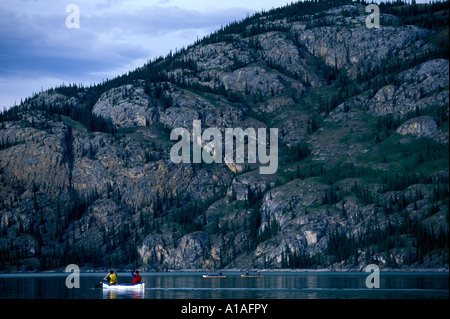 Canada Yukon Territory Ron Theunissen Eric Carmichael paddle canoa sul lago Laberge vicino a Whitehorse Foto Stock