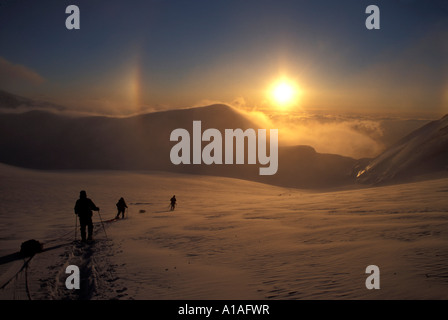 Stati Uniti d'America Alaska signor escursione di alpinismo racchette da neve attraverso il ghiacciaio Kahiltna sul contrafforte Ovest Route fino Monte McKinley Foto Stock