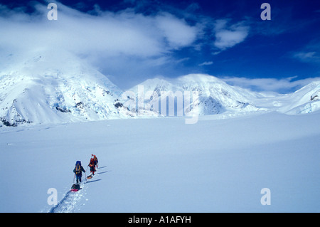 Stati Uniti d'America Alaska Denali National Park signor scalatori a piedi con i pacchi pesanti fino Kahiltna Glacier sul Monte McKinley West contrafforte Foto Stock