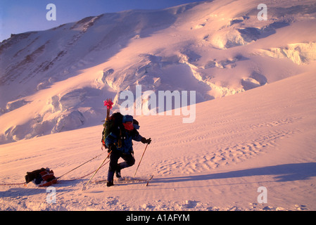 Stati Uniti d'America Alaska Denali National Park signor escursione di alpinismo sul ghiacciaio Kahiltna sul Monte McKinley West contrafforte rotta Foto Stock