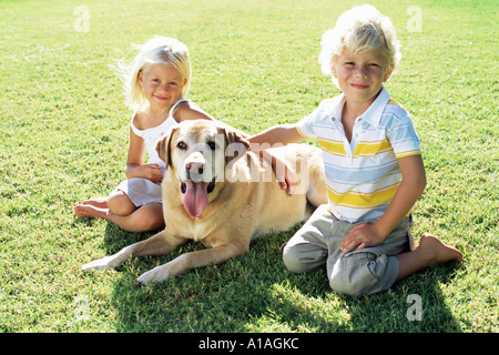 Fratello e Sorella con labrador Foto Stock