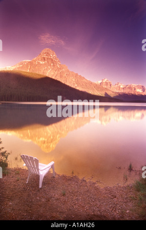 Sedia a sdraio presso il lago di montagna Foto Stock