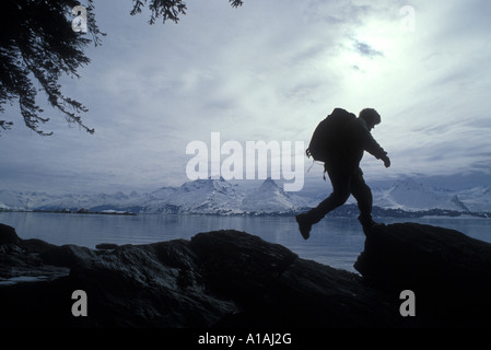 Stati Uniti d'America Alaska scalatore passeggiate lungo il principe William Sound con Chugach Mountains nella distanza vicino alla città di Valdez Foto Stock
