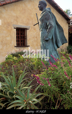 California, Carmelo, Statua di Junipero Serra fuori Carmel Mission Foto Stock