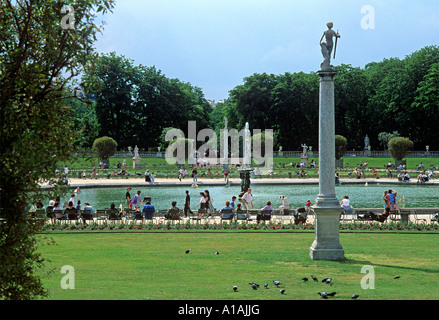 Giardini di Lussemburgo formale di parco con laghetti e statue del sud di St Germain trimestre del centro di Parigi Foto Stock