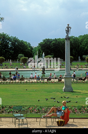 Giardini di Lussemburgo formale di parco con laghetti e statue del sud di St Germain trimestre del centro di Parigi Foto Stock