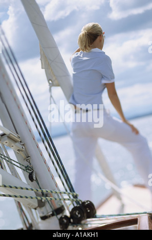 Vista posteriore della donna sulla barca che guarda al mare Foto Stock