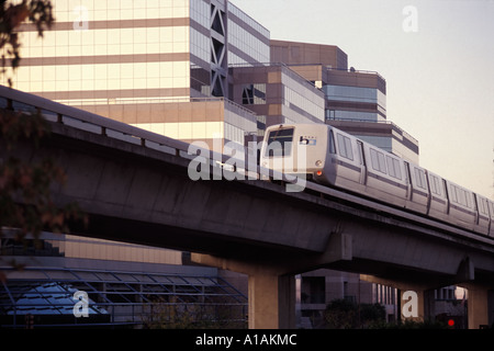 California, Contra Costa, BART treno vicino Walnut Creek Station Foto Stock