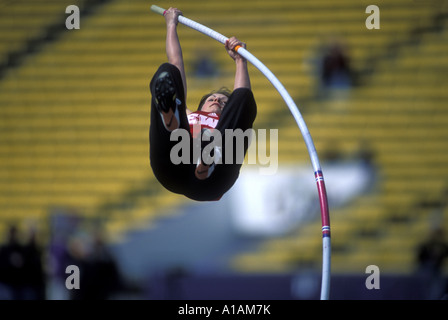 Stati Uniti Washington Seattle Womens Pole Vaulter compete alla Washington University Via soddisfare presso Husky Stadium Foto Stock