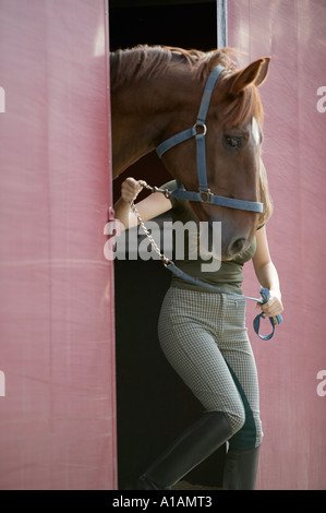 Donna cavallo leader fuori stabile Foto Stock