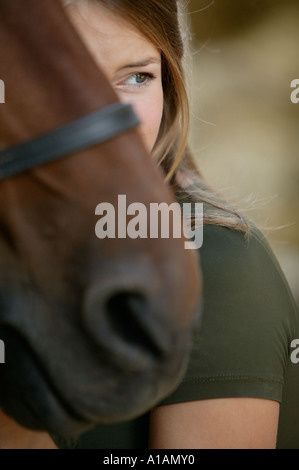 Giovane donna e il suo cavallo Foto Stock