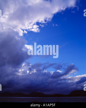 Blue sky con passaggio di tempesta su montagne e mare, Kintail, Highland, Scozia Foto Stock