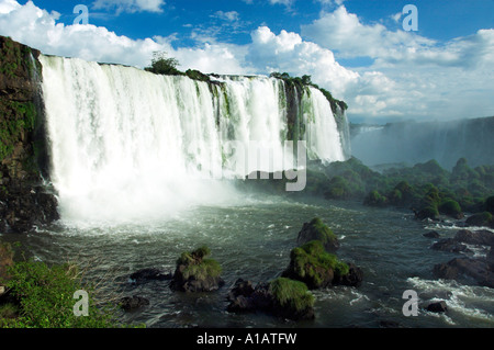 Il Iguassu Falls e il Iguassu river gorge come visto dal lato Brasiliano Foto Stock