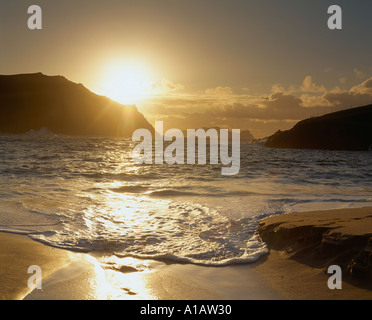 Spiaggia di sabbia aperta al vasto oceano Atlantico su irlandesi scenic west coast, Foto Stock