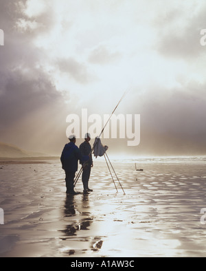 Due pescatori di mare in piedi sull'Atlantico foreshore su irlandesi scenic west coast Foto Stock