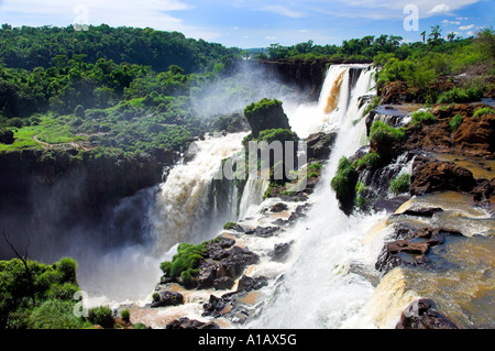 Iguassu Falls come visto dal lato Argentino delle Iguassu river gorge Foto Stock