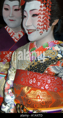 Giovani donne vestite come Maiko si in kimono obos Kyoto in Giappone Foto Stock