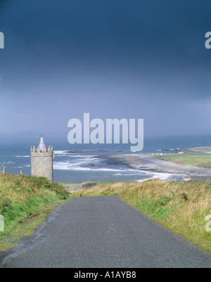 Stretto viottolo di campagna che scendono verso il mare su Irlanda paesaggio panoramico Foto Stock