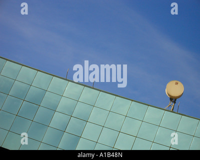 Antenna Parabolica piatto su un moderno edificio di vetro Israele Foto Stock