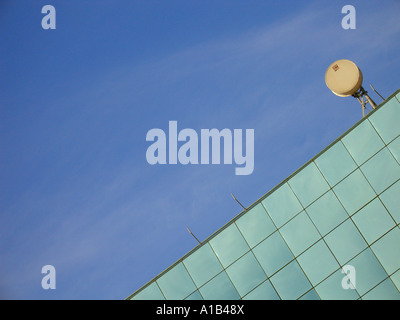 Antenna Parabolica piatto su un moderno edificio di vetro Foto Stock