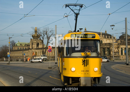 Il tram che passa attraverso la città vecchia di Dresda capitale della parte orientale dello stato tedesco della Sassonia in Germania Foto Stock