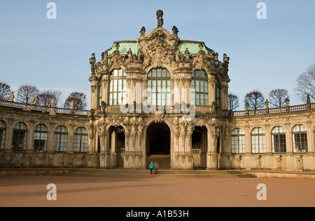 Cortile interno del palazzo Zwinger nella città di Dresda capitale della parte orientale dello stato tedesco della Sassonia in Germania Foto Stock