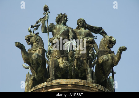 Statua panther-disegnato con Quadriga Dionysos sulla sommità della Semperoper di Dresda capitale della parte orientale dello stato tedesco della Sassonia in Germania Foto Stock