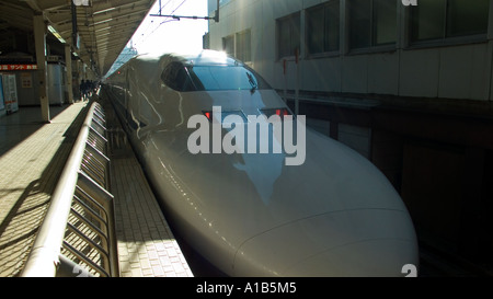 Il Shinkansen popolarmente noto come il bullet train fotografato in Osaka e legata a Tokyo Giappone Foto Stock