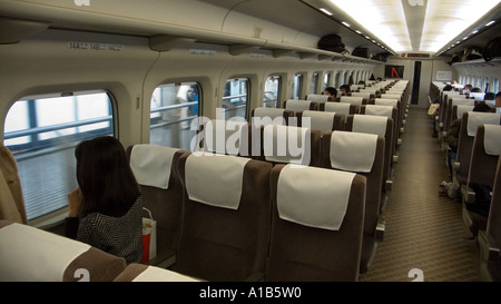 L'interno di un treno Shinkansen popolarmente noto come il bullet train fotografato in Osaka e partenza per Tokyo Giappone Foto Stock