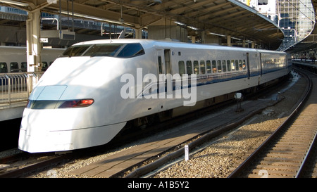 Shinkansen con il treno alla Stazione di Tokyo popolarmente noto come il bullet train Bound per Nagoya Kyoto Kobe Osaka e Hiroshima, Giappone Foto Stock